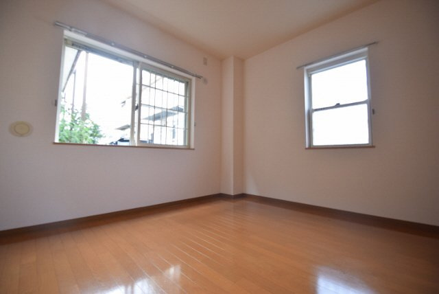 ウィステリアⅣの内装|角部屋で窓が多いです。