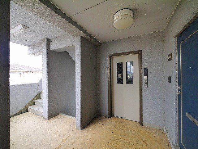 マンションナリタのエントランス|エレベーター付きで便利ですね