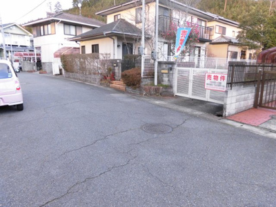 【前面道路含む現地写真】 | 大津市緑町17-3中古戸建 | 前面道路から専用通路を経て、建物に辿り着きます。