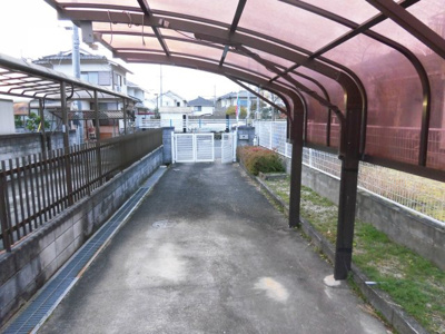 【駐車場】 | 大津市緑町17-3中古戸建 | 駐車スペースにはカーポートつき