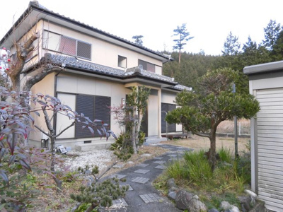 【外観】 | 大津市緑町17-3中古戸建 | 外観別角度、庭には収納庫もあります。