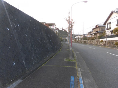 【周辺】 | 大津市朝日一丁目20-3売り土地 | 高低差のある道路側