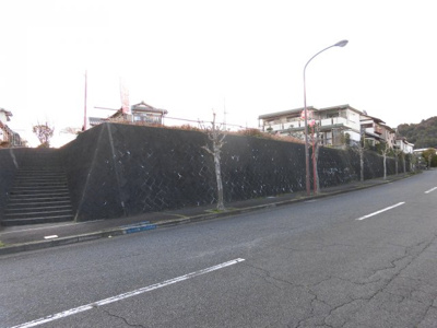 【前面道路含む現地写真】 | 大津市朝日一丁目20-3売り土地 | 道路側より敷地全景