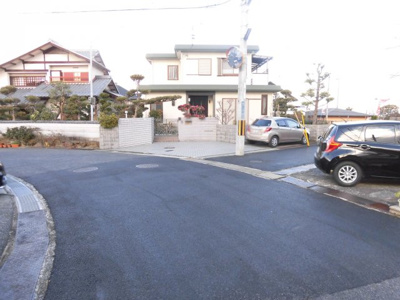 【前面道路含む現地写真】 | 大津市朝日一丁目20-3売り土地 | 前面道路からの敷地入り口を確認頂けます