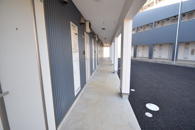 プリズム6番館のエントランス|共用廊下