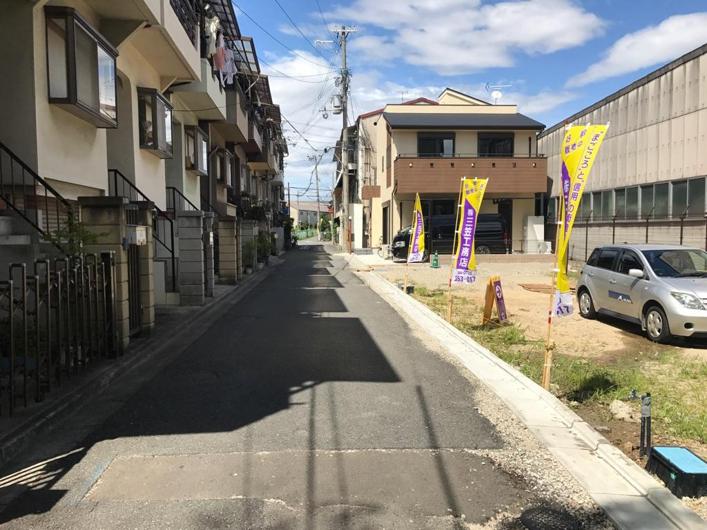 グラッド・タウン三箇2丁目の前面道路含む現地写真