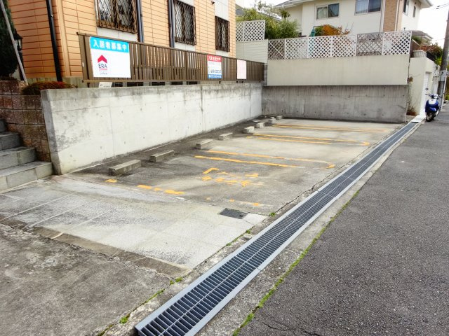 青葉丘マンションの駐車場