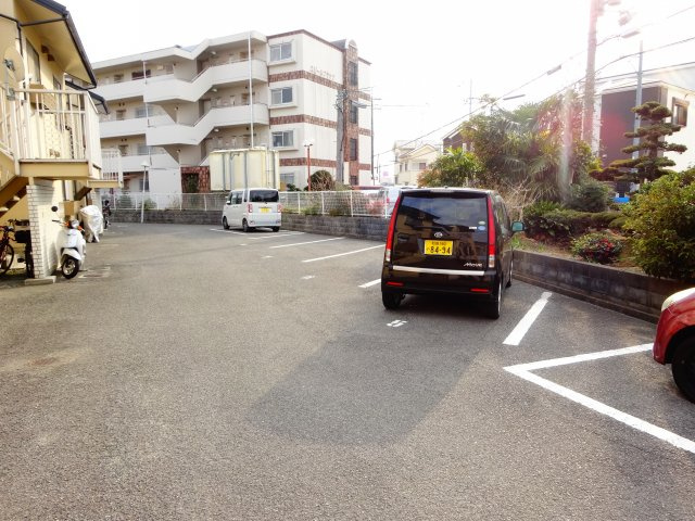 緑ヶ丘ハイツの駐車場