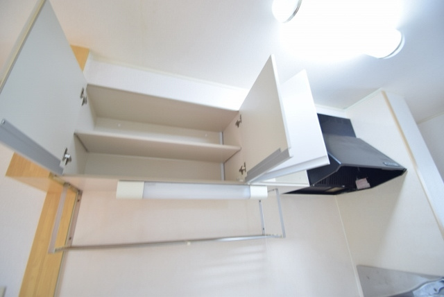 リアン21のキッチン|上部に棚あります