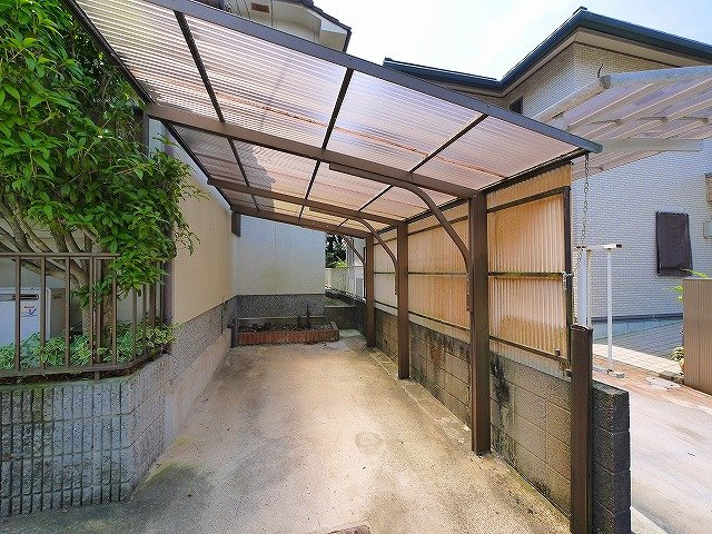 生駒市ひかりが丘戸建の駐車場|駐車場に車を止められます