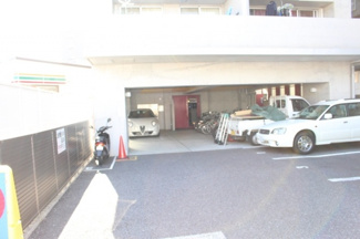 【駐車場】 | 平面駐車場は出し入れが簡単♪