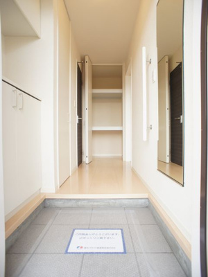 【玄関】 | メゾンLaLa | たくさん収納できるシューズボックスが付いています♪