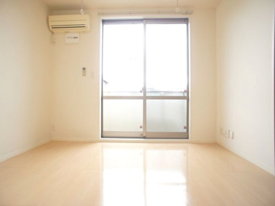 【居間・リビング】 | メゾンLaLa | 快適に過ごせるエアコンが付いています♪