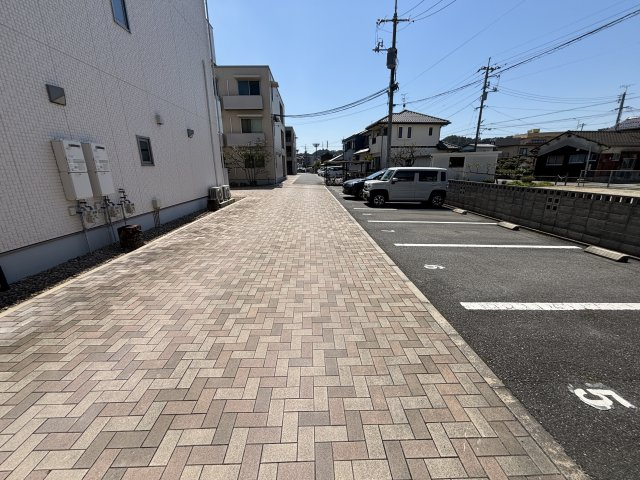 ベルアネスB棟の駐車場