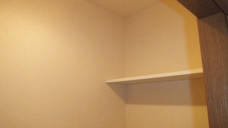 ドルチェＡ棟・Ｂ棟のトイレ|トイレの上に棚があります。