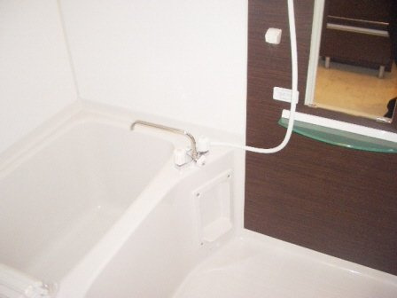 リブリ・ＫＯＴＯ（コト）の浴室|鏡付きのお風呂です