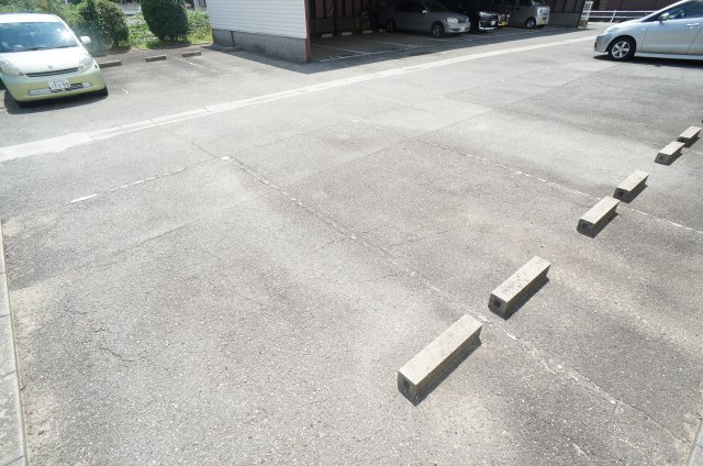中所ハイツの駐車場