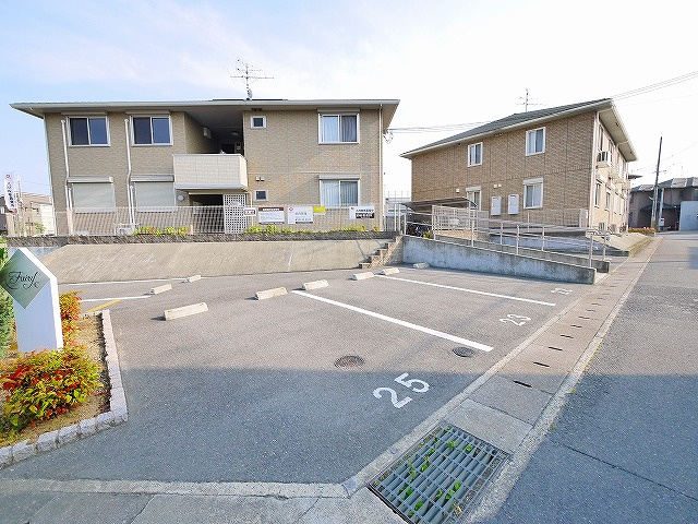 フェアリー　Ｃ棟の駐車場|駐車場があります