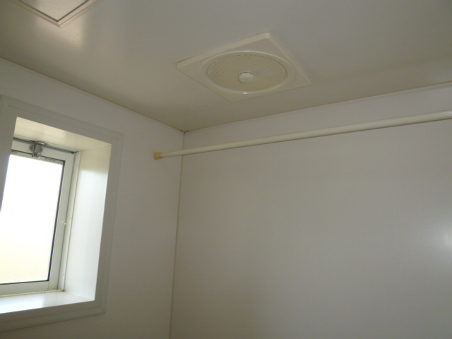 メゾンレオＡの浴室|浴室窓・換気扇