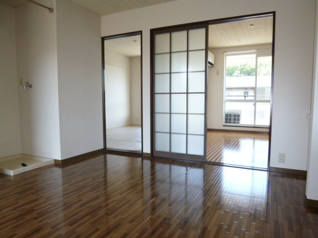 メゾンレオＡの居間・リビング|ダイニング7.5帖