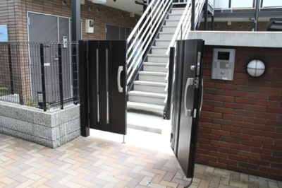 【エントランス】 | ｖ　Ｆｉｅｌｄ     | オートロックゲート