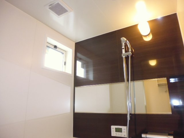 フォーチューン真壁Ｄの浴室|浴室窓・換気扇