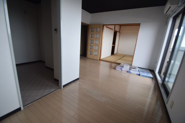 ＩＮＳＵＲＡＮＣＥ　ＢＬＤＧ．Ⅸの居間・リビング|日当たり良好です