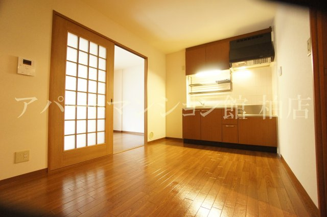 アメニティ富里の居間・リビング|２面採光です