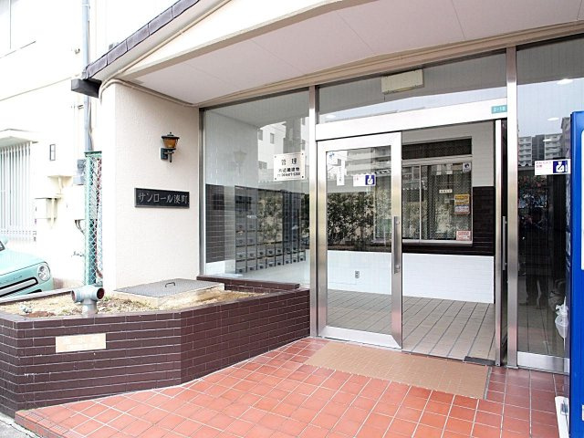 サンロール湊町のエントランス