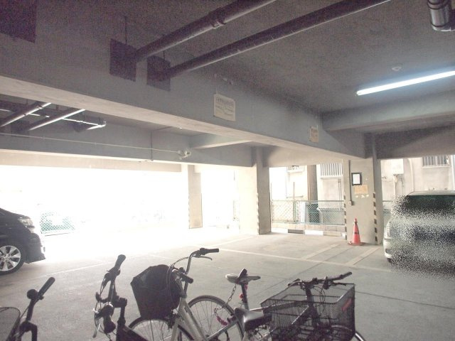 サンロール湊町の駐車場