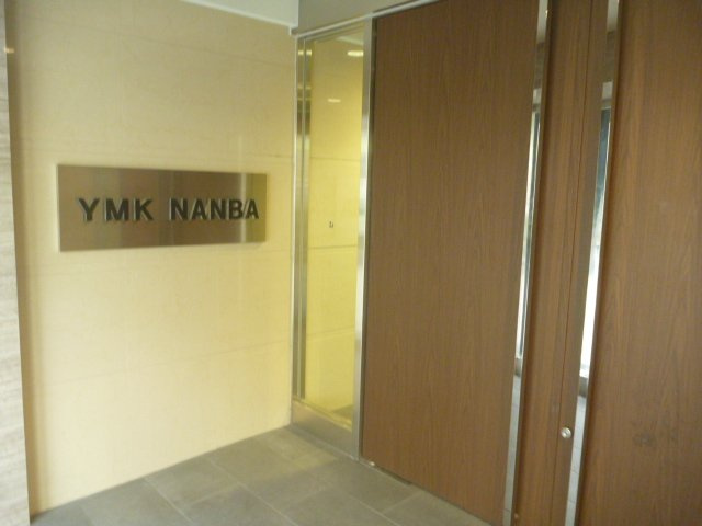 YMK NANBA（ワイエムケーナンバ）　BRAVI不動産のエントランス|【YMK NANBA（ワイエムケーナンバ）】清潔なエントランスです