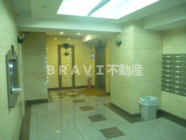 グラマシー心斎橋東　BRAVI不動産のエントランス|【グラマシー心斎橋東】ゆとりのあるエントランスです