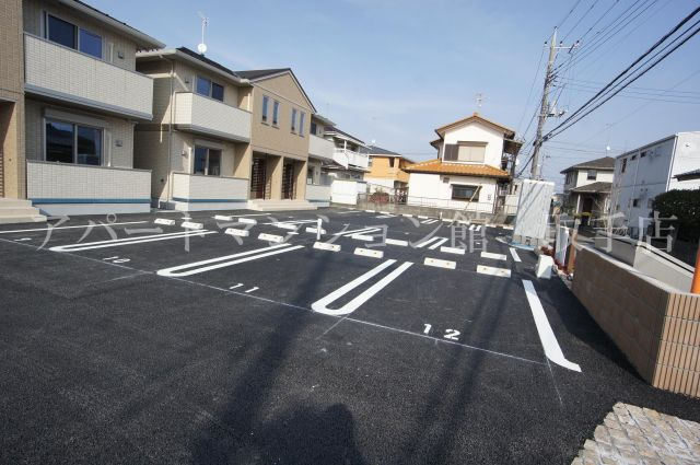 ファミールAの駐車場