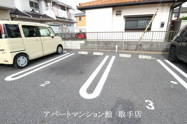 ファミールBの駐車場