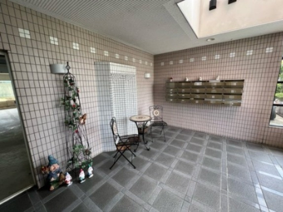 アデューウエダのエントランス