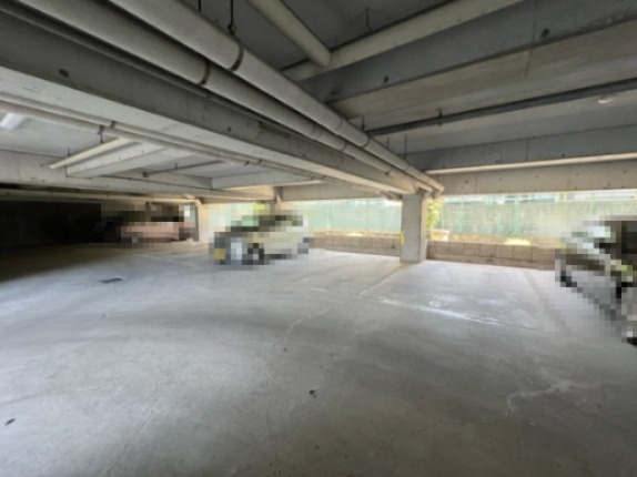 アデューウエダの駐車場