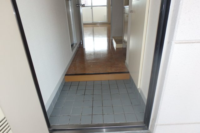 清城ハイツの玄関