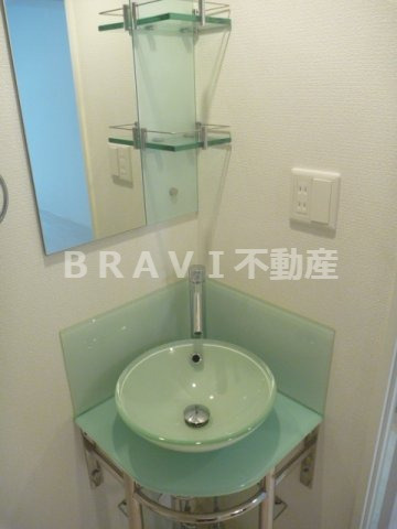 ミュプレ北浜EAST(旧名称SEST北浜) BRAVI不動産の独立洗面台|【SEST北浜】独立洗面台、小物を置くことができて便利です