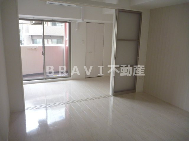ミュプレ北浜EAST(旧名称SEST北浜) BRAVI不動産の居間・リビング|【SEST北浜】ゆったりとしたリビングです