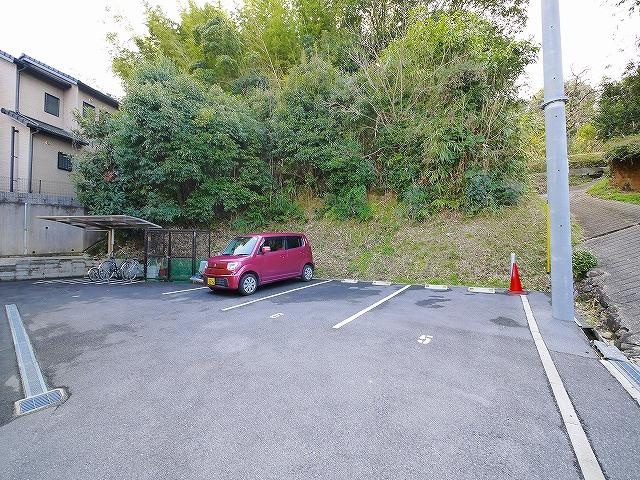 メゾン山の音の駐車場|車をお持ちの方に嬉しい駐車場付きの物件です