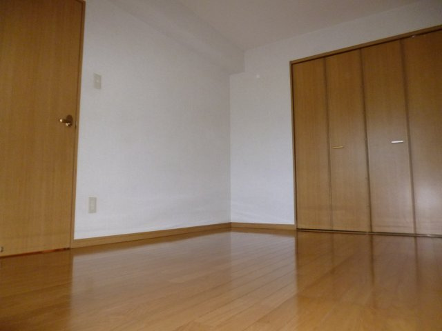 フレンドリーヒルA棟の寝室