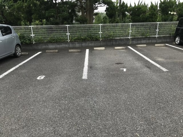 フレンドリーヒルA棟の駐車場