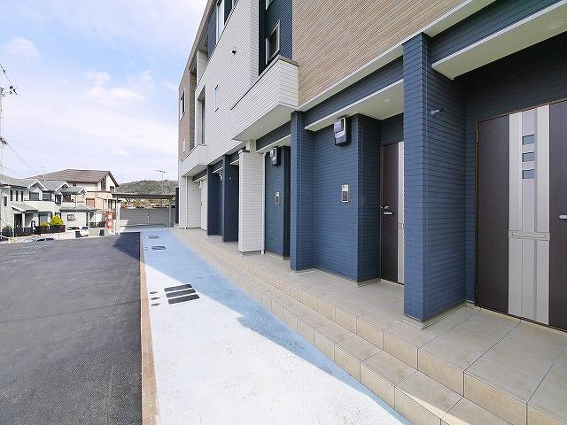 カルム　ドミールのその他共用部分|清潔感のある玄関前です