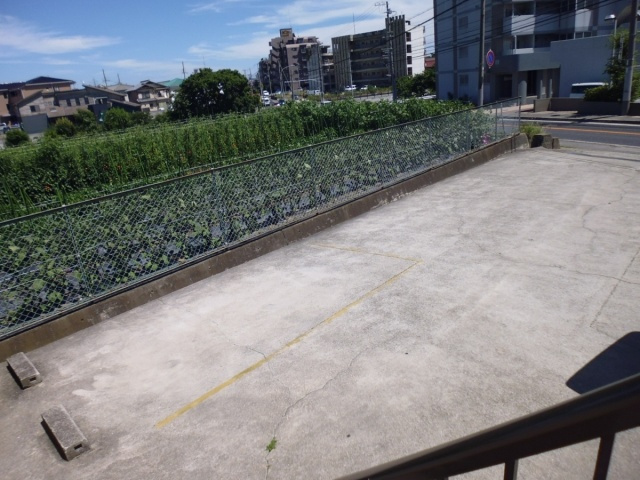 フラット松江の駐車場