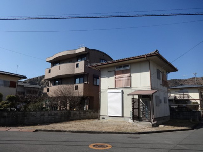 【外観】 | 神爪６丁目貸家 | 広い全面道路に面し角地で日当良好！