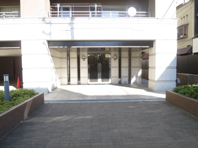 ラシュレ久米川ステーションサイドのエントランス