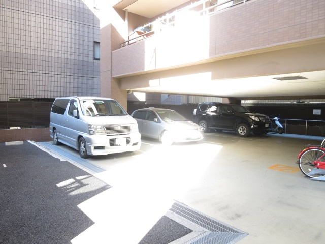 ラシュレ久米川ステーションサイドの駐車場