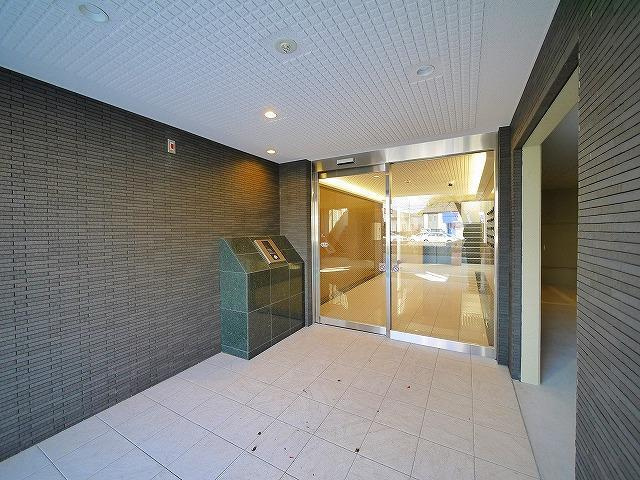 ルミエール生駒のエントランス|建物の内部です