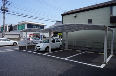 【駐車場】 | 【シャーメゾン】オークヴィレッジ | 屋根付き駐車場は車を大切にする人には嬉しいですね