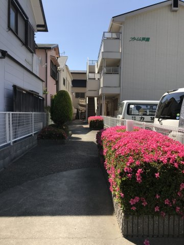 プラージュ芦屋の外観|毎年5月になるとツツジがキレイです。